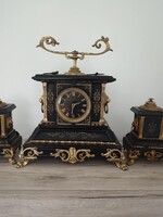 Antik XIX. századi fekete márvány kandalló óra vázapárral.