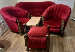 Piros Art nouveau bársony5 részes garnitúra, faragott részletek, márvány dohányzó asztal