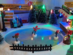 Karácsonyi zenélő jégkorcsolyázó mozgó figurákkal 8 zenével