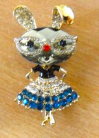 Mozgatható szemüveges nyuszi, arany színű bross, cirkónia, zománc díszítéssel.