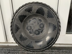 Karcagi évszámos 1976. Sz. Nagy István fekete kerámia falitányér, falidísz, nagyméret 35 cm.