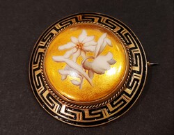 Antik rézkeretes kézzel festett porcelán bross (D = 3,6 cm)