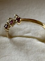 14 karátos sárga arany gyűrű három rubinnal és két briliánsal