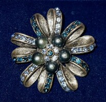 Vintage virág masni formájú kék kristályokkal és gyöngyökkel díszített grafit színű fém bross kitűző