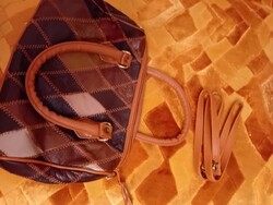 AUSZTRÁL KÉZIMUNKA NŐI TÁSKA, NEM HASZNÁLT, MÉRETE: 28 X21 CM , KÉT FIÓKOS, RÖVID ÉS HOSSZÚ FÜLLEL