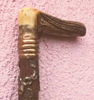 Antik szarvasagancs markolatos sétapálca, rengeteg jelvénnyel