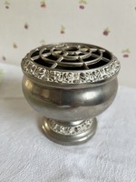 Angol, ezüstözött, patinás virágrendező vagy potpourri tartó.