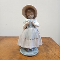 Csodaszép Lladro porcelán szobor: kalapos leányka virágcsokorral (20x11,1x10 cm)