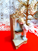 Antik biszkvit figurális gyöngyvirágvagy ibolya váza, kisfiú a falikútnál