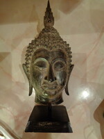 Antik burmai bronz Buddha-fej fából készült talapzaton,