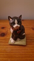 Goebel porcelán fekete cica fehér mellénnyel - bontatlan ÚJ csomagolásban, 2025.karácsonyi kollekció