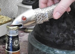 Christian Dior Ezüstözött Hal Fém Sörnyitója az 1970-es évek Tányérkollekciójának a Készletéből!