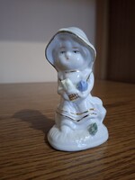 Porcelán kislány virággal.