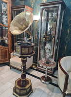 Karácsonyi ragyogás és időtlen elegancia: Oszlopos gramofon