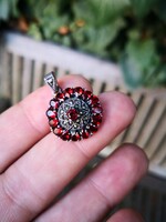 Gyönyörű gránát köves ezüst medál