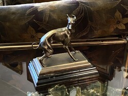 AGÁR KUTYA, BRONZ SZOBOR, FEKETE FA TALPON 18 CM