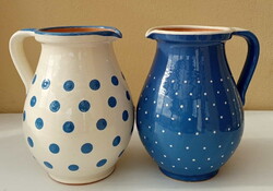 Kerámia kék-fehér pöttyös köcsögök párban.