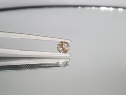 0,54 ct Természetes „Cognac” Kerek Briliáns Gyémánt, 5,21 mm Átmérővel.