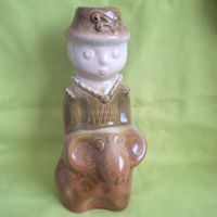 Retró porcelán figura, fiú kossal