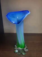 Dekoratív kék–zöld üveg váza – hullámos peremmel