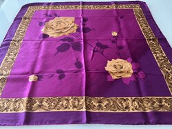 Sárga rózsás selyemkendő ciklámen és aranysárga színekkel, 66 x 65 cm