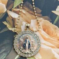 LUXUS MINŐSÉGŰ SZŰZ MÁRIA MEDÁL KÖRÜLÖTTE KRISTÁLY KŐ, A LÁNC NAGYON SZÉP GOLYÓS,MRETRE VÁGHATÓ.