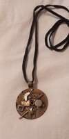 Steampunk stílusú  nyakbavaló medál