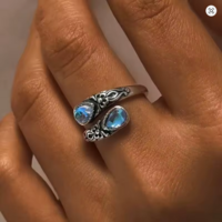 NYITHATÓ HOLDKŐVEL DÍSZÍTETT TIBETI EZÜST GYŰRŰ KÉZZEL KÉSZÍTETT, A KŐ OLYAN SZÉP MINT A KÉPEN.