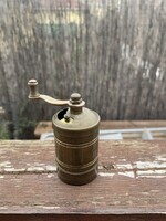 Réz török kávédaráló vagy borsőrlő.