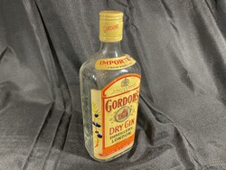 Retro Gordon's Dry Gin fehér dombornyomott üveg kopakkal