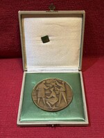 Modernista bronz plakett – mérnöki / tervezői munka allegóriája – „VINCE” szignóval, eredeti díszdo
