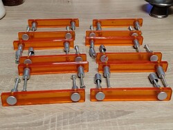 Narancs áttetsző - alumínium színű műanyag bútorfogantyú, 126 mm.