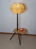 Különleges raffia lámpaernyős kis lerakóasztalkával