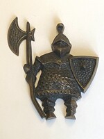 TAMÁS ZOLTÁN, PÁNCÉLOS LOVAG, RETRO BRONZ KATONA FALIKÉP 17 CM