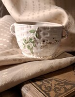 Porcelán mini kaspó – plasztikus virágmintával, 1920–30-as évek” Mérete: 11x6 cm.