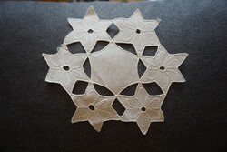 20 cm.-es kerek csillagvirág mintás riselt, és hímzett fehér alátét terítő eladó.