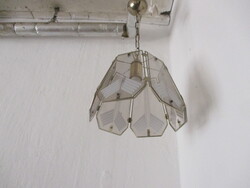 Retró csillár és zsíros bödönök