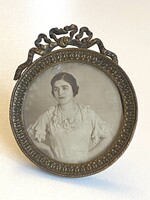 KITÁMASZTHATÓ, COPF DÍZSÍTÉSŰ, KEREK, RÉZ, ASZTALI FOTÓ, FÉNYKÉPTARTÓ 8.4 CM