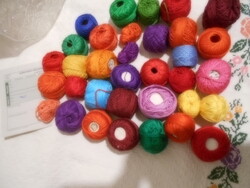 Varrónői hagyatékból  300 gramm  PERLÉ színtartó mercelezett hímző fonal vegyes színek