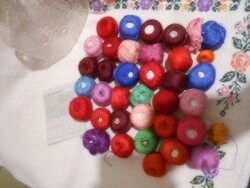 Varrónői hagyatékból  300 gramm  PERLÉ színtartó mercelezett hímző fonal vegyes színek