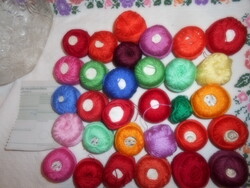 Varrónői hagyatékból  300 gramm  PERLÉ színtartó mercelezett hímző fonal vegyes színek