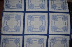 Kézi horgolású és keresztszemes kézi hímzésű nagy terítő