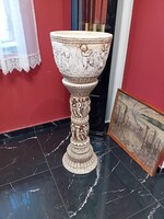 Hatalmas posztamens kaspóval