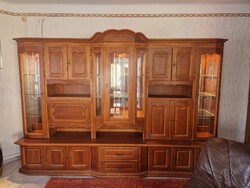 Rusztikus fa frontos szekrénysor világítással