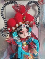 Kínai baba eredeti dobozában  Handcrafted Mu Guiying / Lady General Mu Chinese Opera Doll