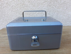 Régi fém zárható pénzkazetta kulccsal