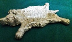 ANTIK jellegű KITERÍTETT MEDVEBŐR formájú asztali DÍSZ - névjegy / hamutartó 16 X 11 cm HIBÁTLAN