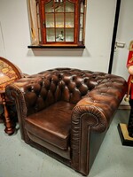 Antikolt barna színű  bőr Chesterfield fotel , patinás eredeti angol bőrfotel , klasszikus klubfotel
