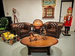 2 db Antikolt barna bőr Chesterfield fotel , patinás eredeti angol bőrfotel , klasszikus klubfotel