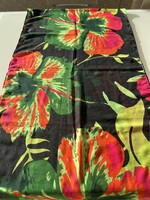 Gerry Weber sál fekete alapon hatalmas színes virágokkal, 170 x 50 cm